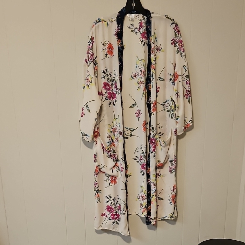 Time and Tru Floral Women's Robe - White with Pink and Purple